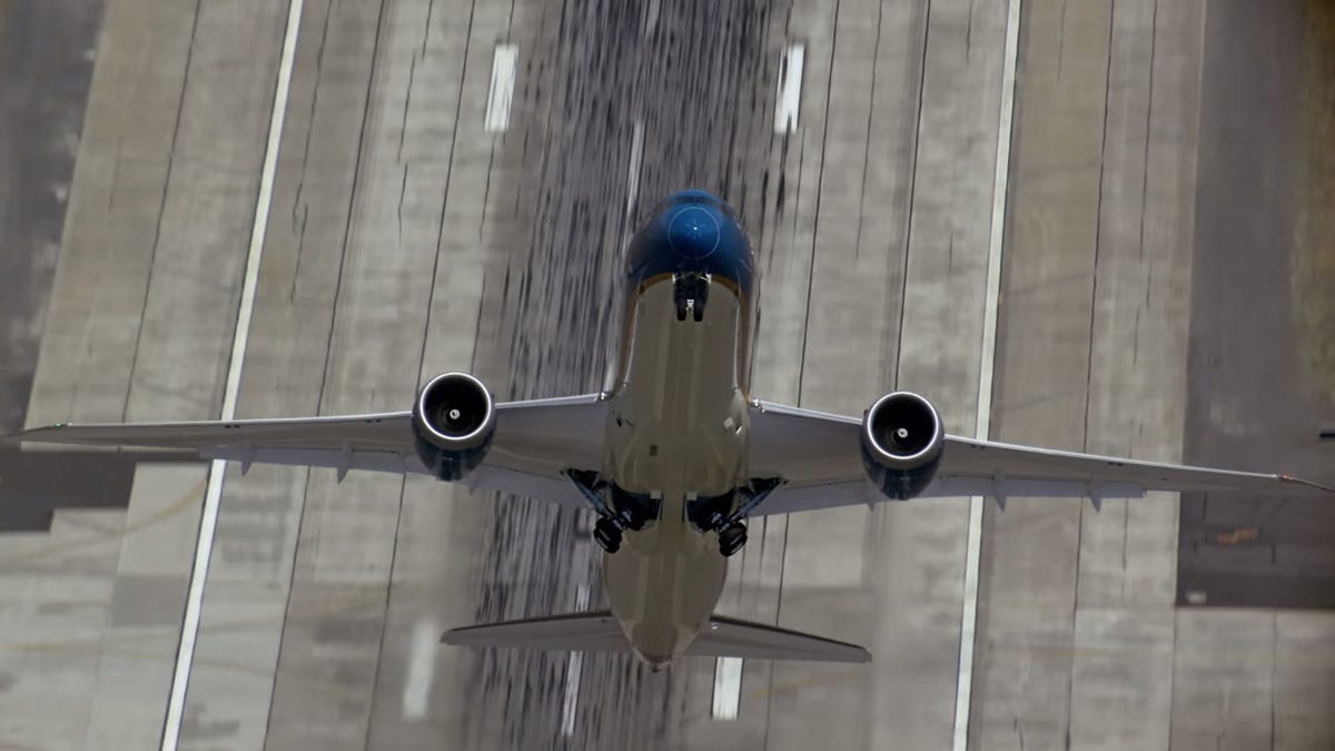 Boeing 787 takeoff