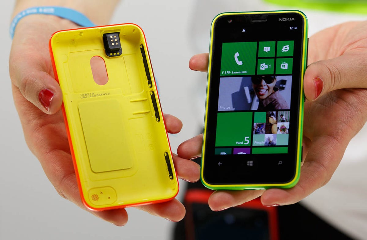 20121205_Nokia_Lumia_620_closeup_005.jpg