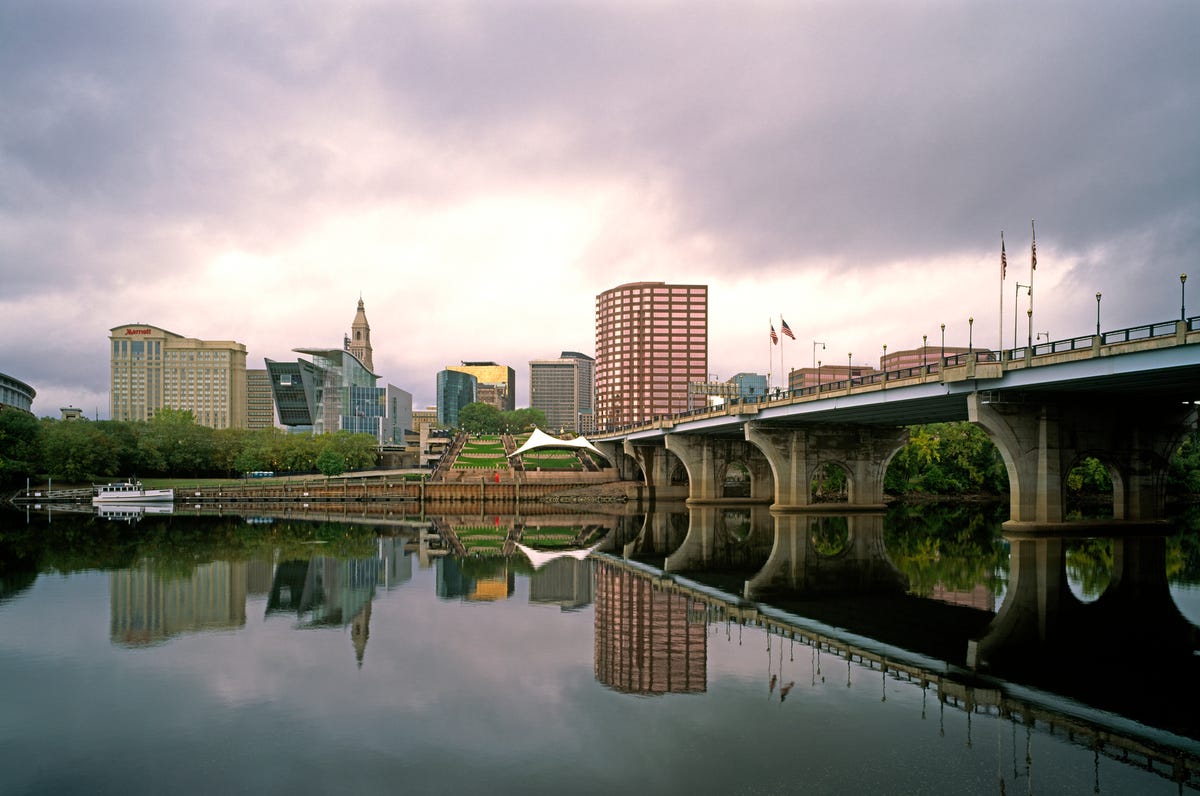 Vista del centro de Hartford, Connecticut y Founders Bridge