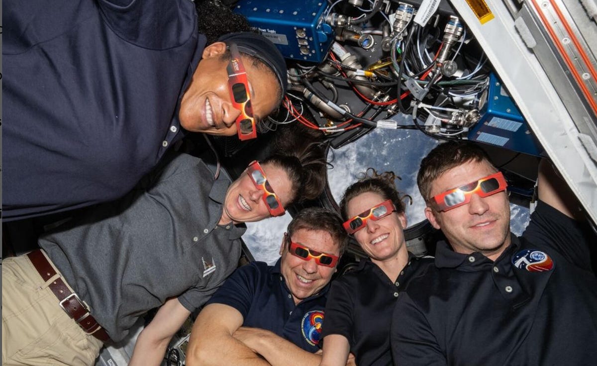 La NASA proporcionó fotografías de los astronautas de la ISS con gafas para eclipses