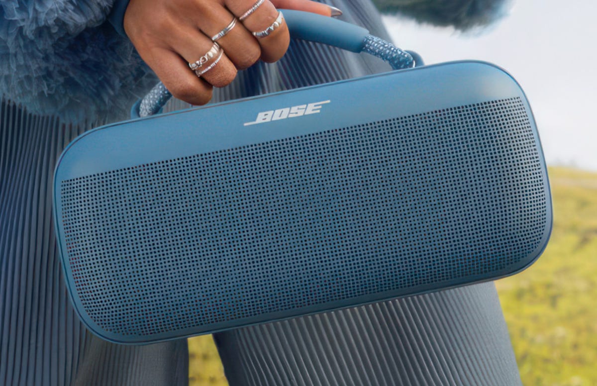 bose-soundlink-max-in-hand.png