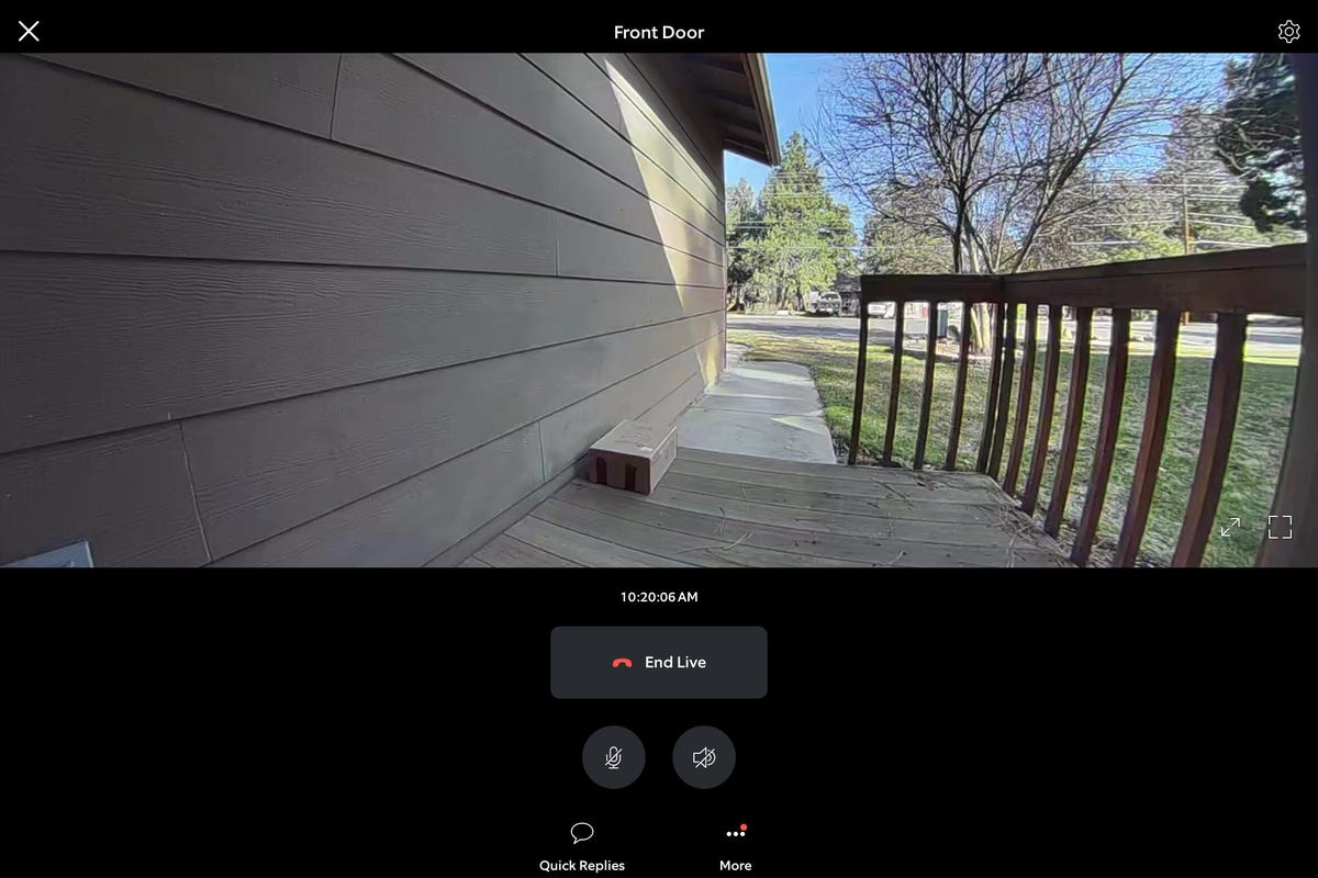 Una vista en vivo de la puerta de entrada desde un timbre usando la aplicación Ring.