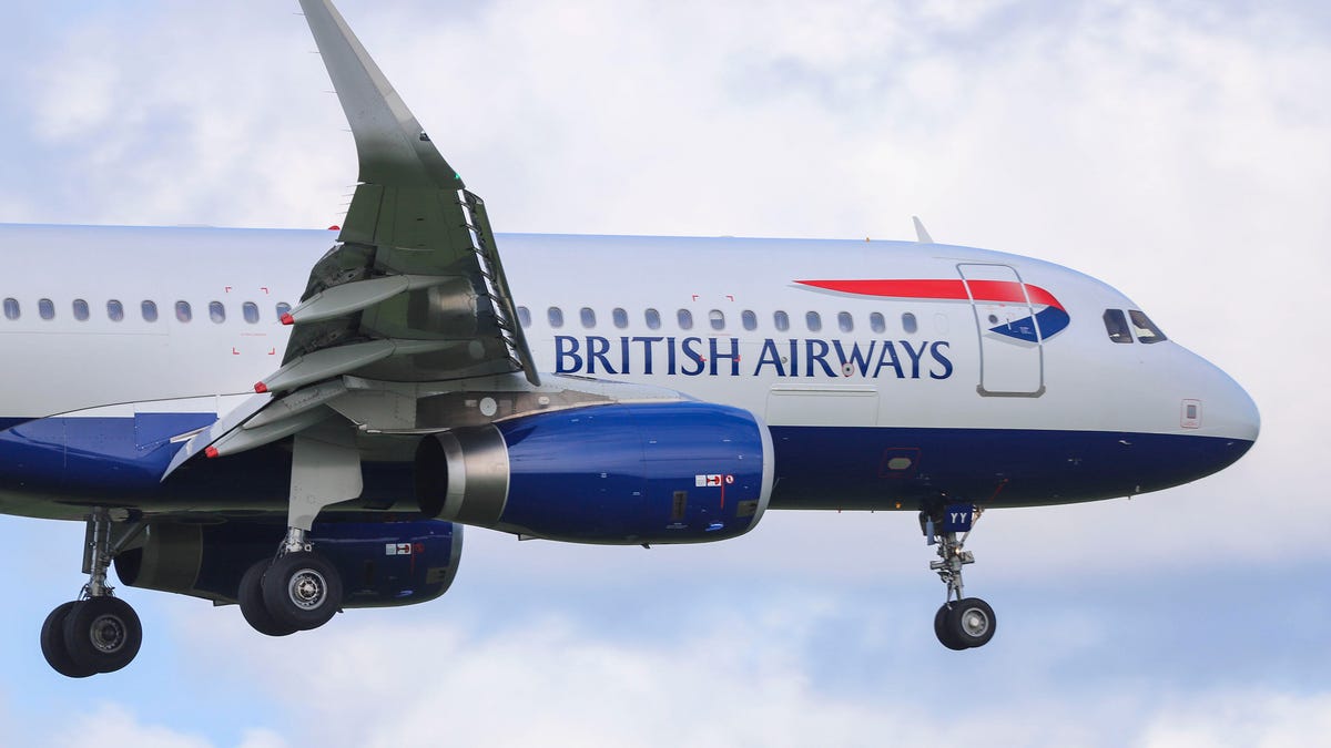 British Airways Airbus A320 landing at Amsterdam