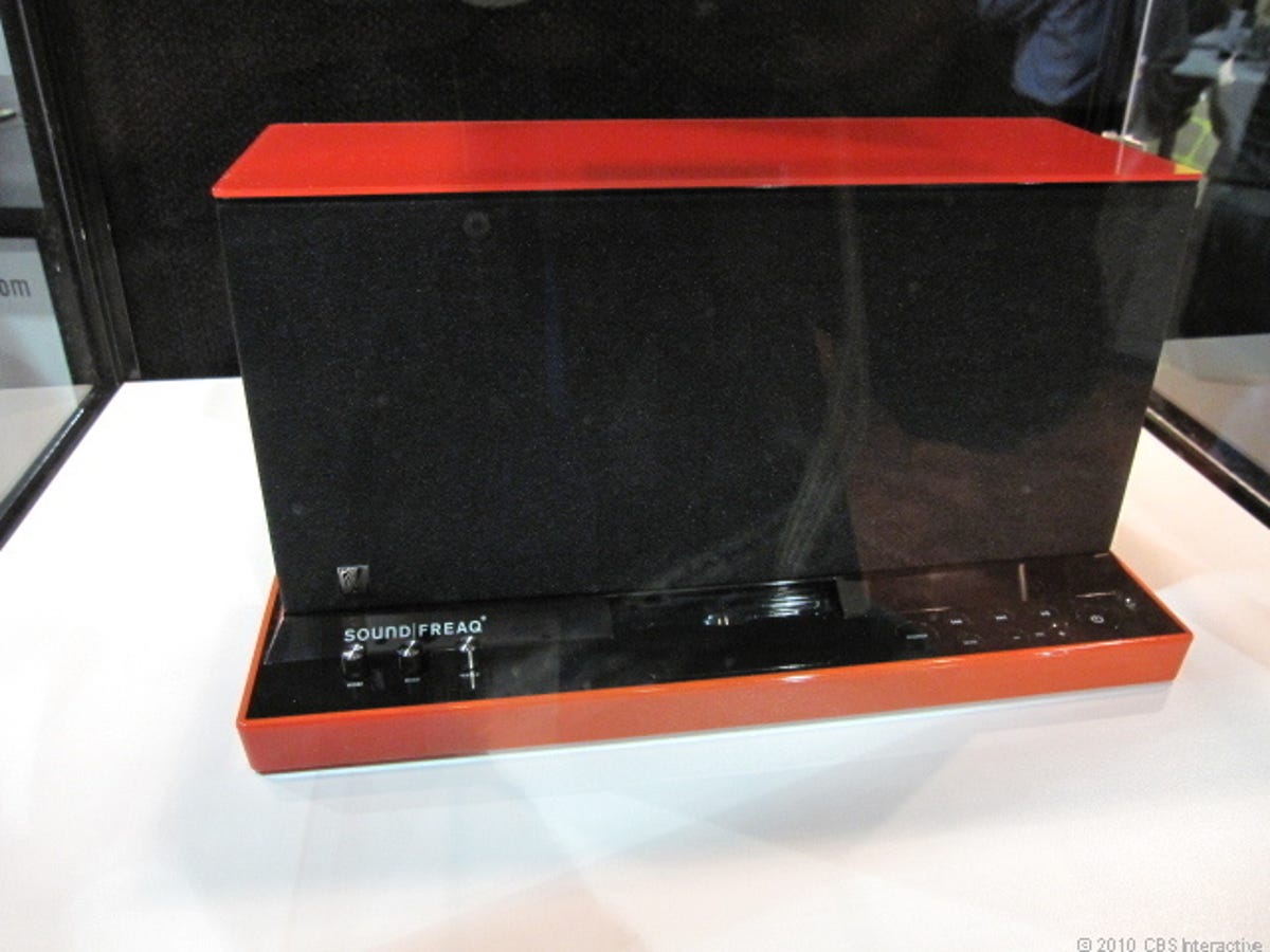 Photo of the red and black edition of the Soundfreaq SFQ-01.
