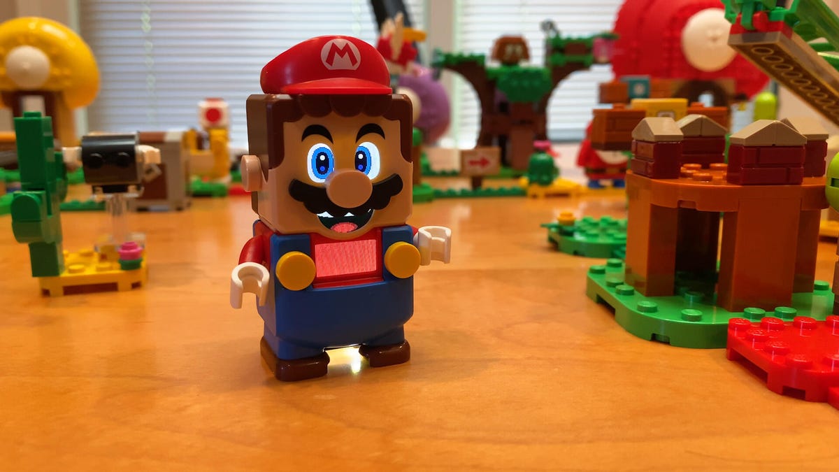 We play Lego Super Mario: Nintendo comes to life in bricks - Video - CNET
