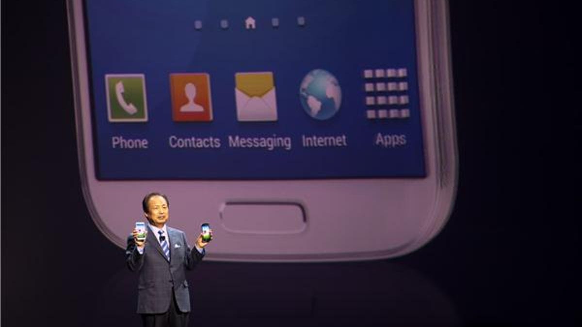 Samsung's JK Shin, the head of Mobile Communications shows off the Galaxy S4.