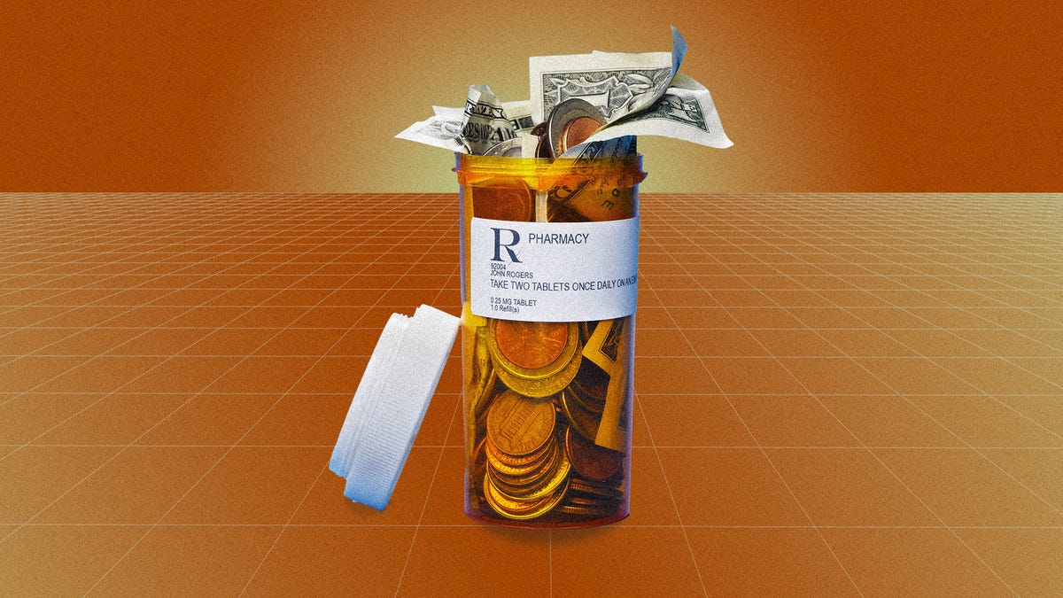 Boîte de pilules de prescription orange avec des pièces et des dollars sur un fond de grille orange