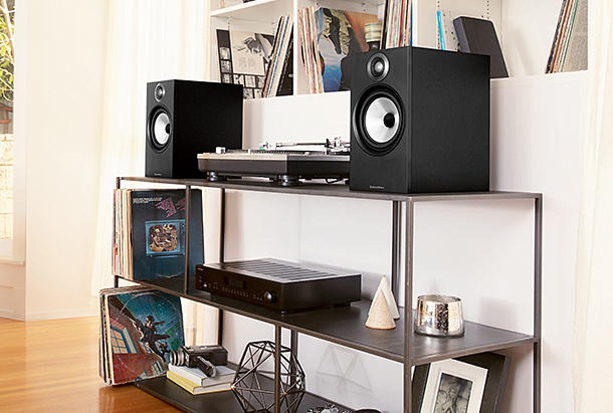 Speaker-equipped bookcase