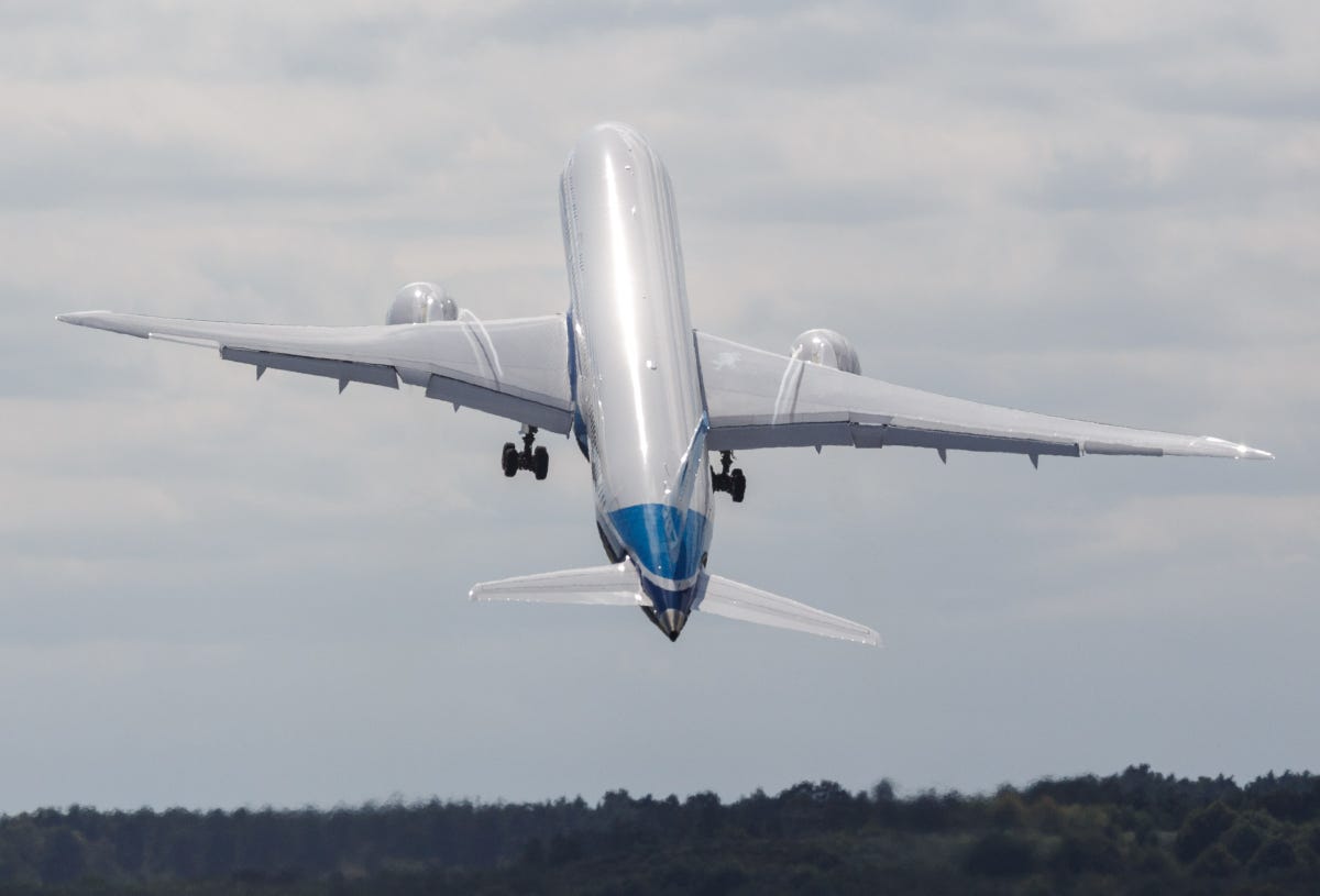 Boeing's 787-9 taking off at the Farnborough International Airshow.