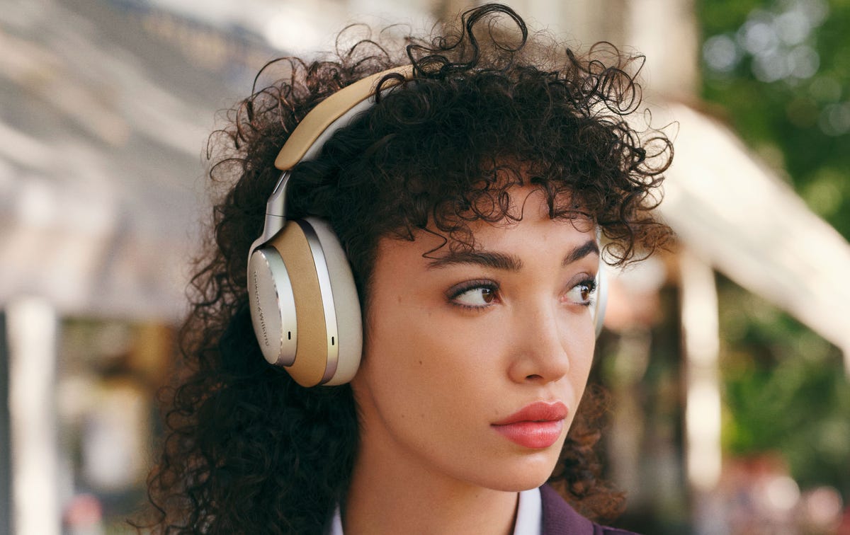 bowers-and-wilkins-px8-female-model