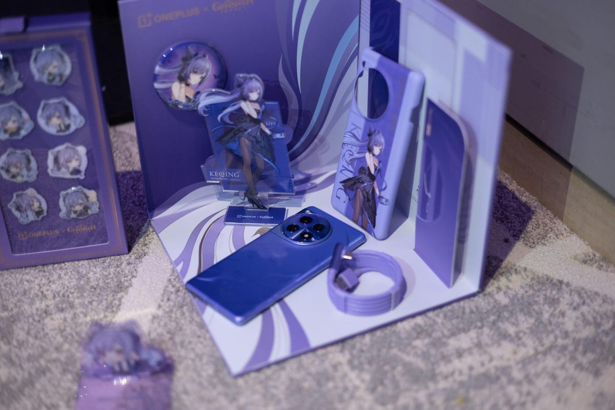 purple Genshin Impact version of the OnePlus 12R Keqing display