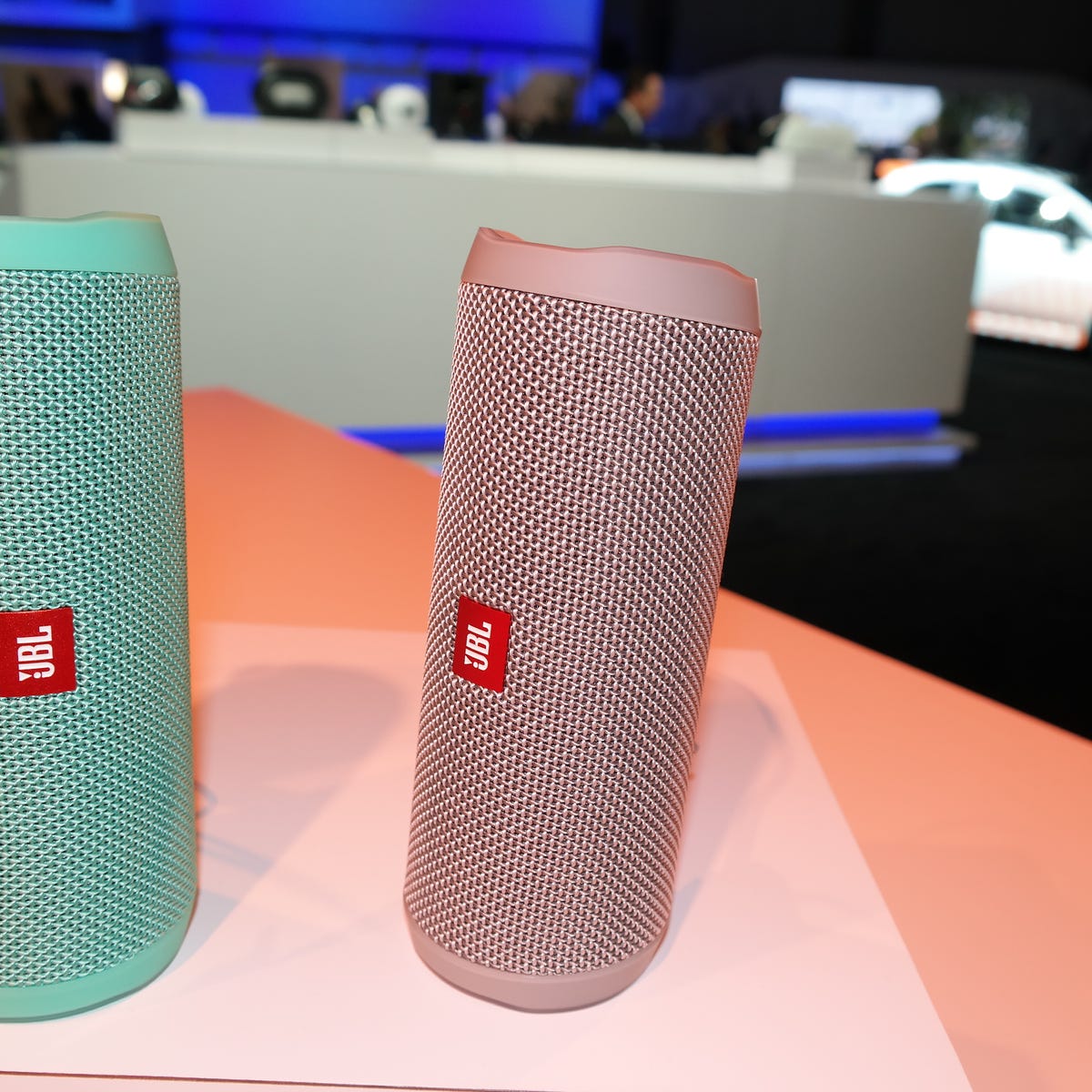 lyse dekorere spise JBL Flip 4 Bluetooth speaker gets improved sound, full waterproofing - CNET