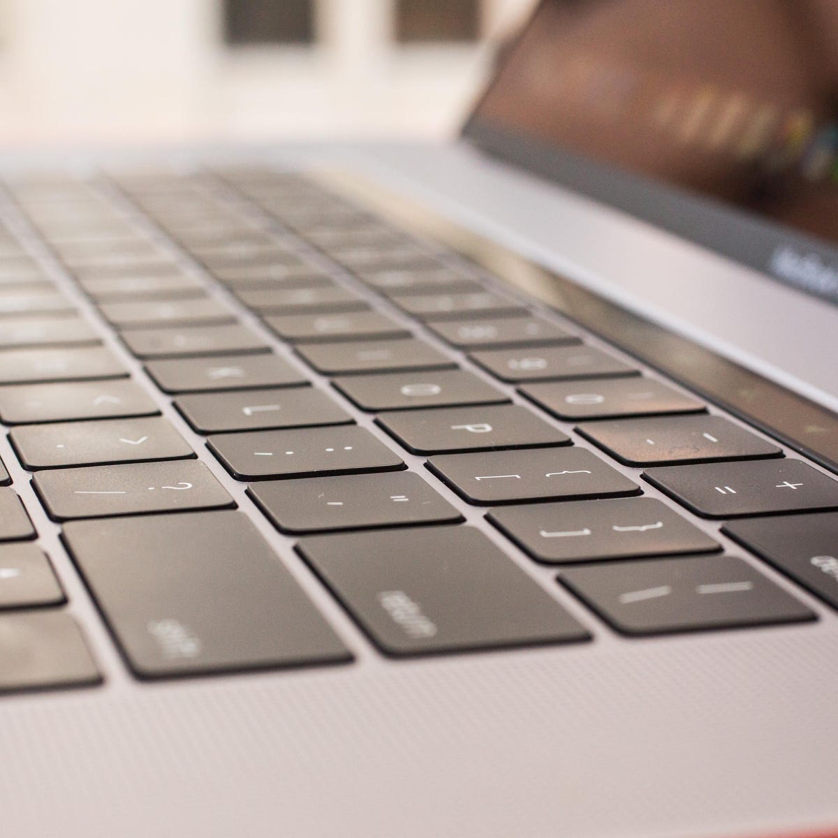 Stuck key? the way clean your MacBook's keyboard -