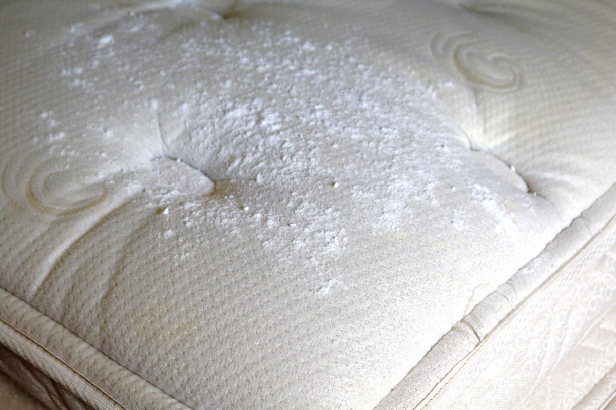 cleaning-mattresses-with-baking-soda
