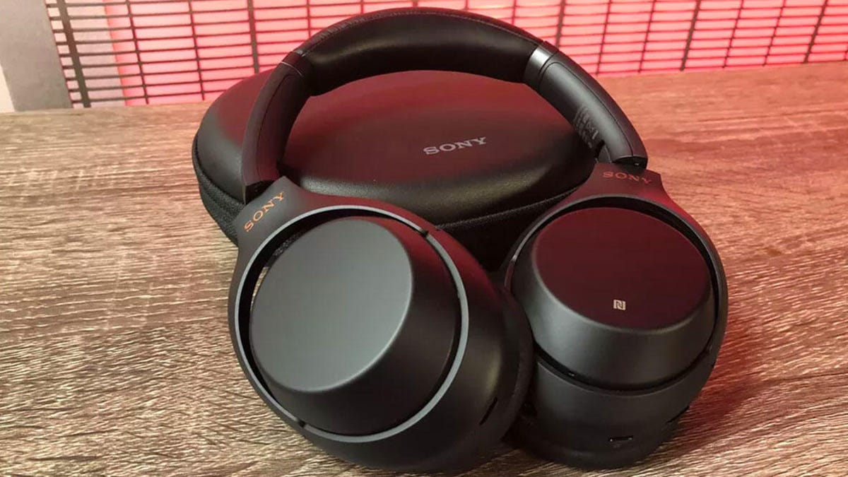 cnet-black-friday-best-buy-sony-1000xm3-headphones