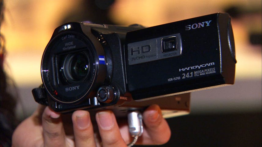 Hands-on Sony HDR PJ760, a camcorder with a projector
