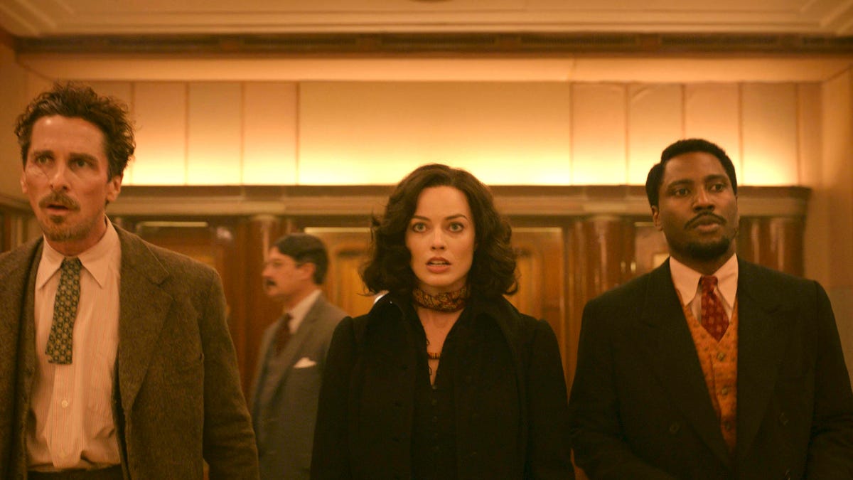 Christian Bale, Margot Robbie and John David Washington in period clothes in movie Amsterdam.