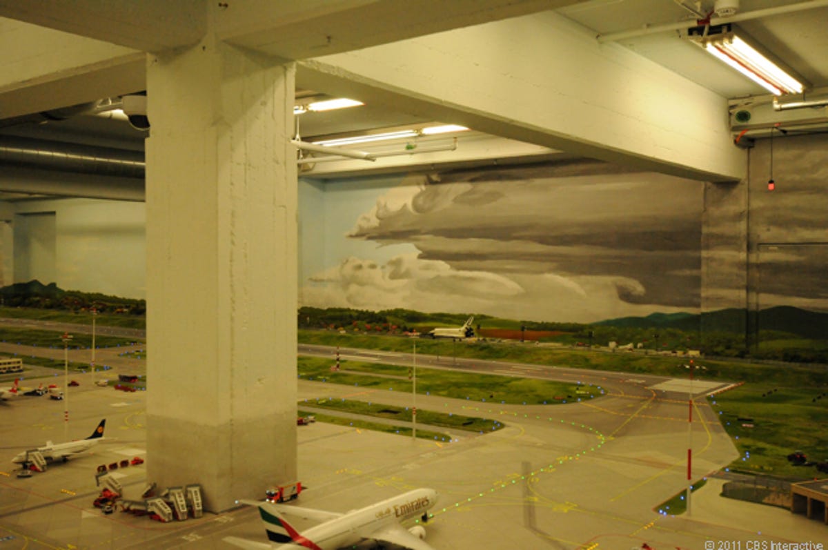 Airport_-_Shuttle_landing.jpg