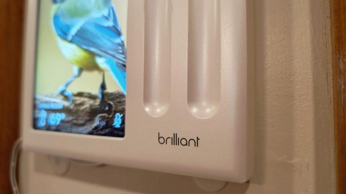 Concentre-se na marca Brilliant no painel de controle residencial inteligente montado na parede (plug-in)