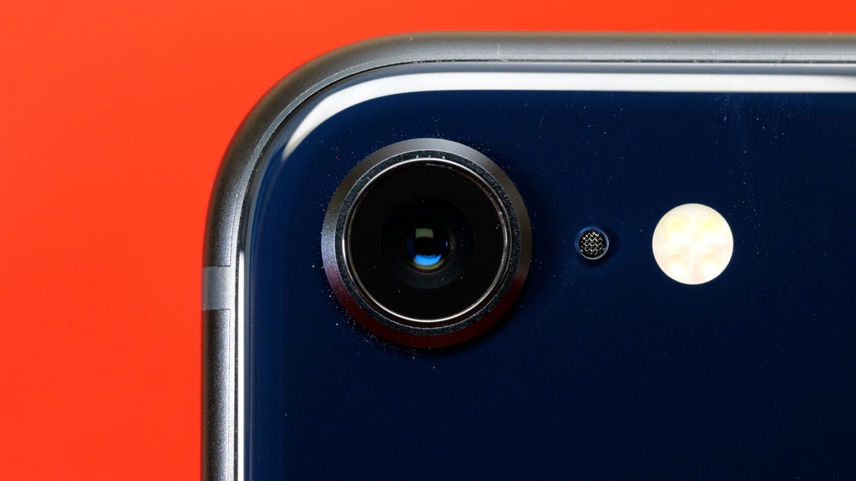 Closeup of iPhone SE 2022 camera macro 