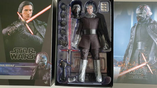 Hot Toys Rise of Skywalker Kylo Ren in box