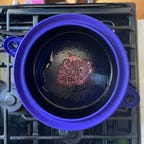 Splatter Döm on stove with steak inside