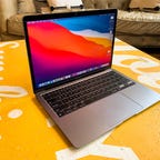 M1 MacBook Air em uma mesa