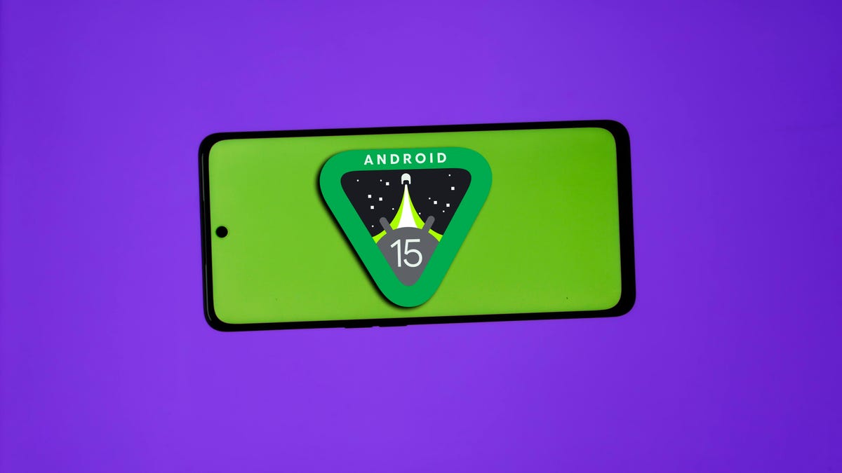 Logotipo do Android 15 mostrado em um telefone OnePlus