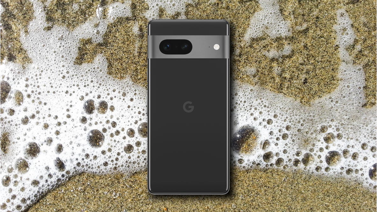 Google'ın bir plaj fonunda Obsidian olarak adlandırdığı siyah renkli Google Pixel 7.