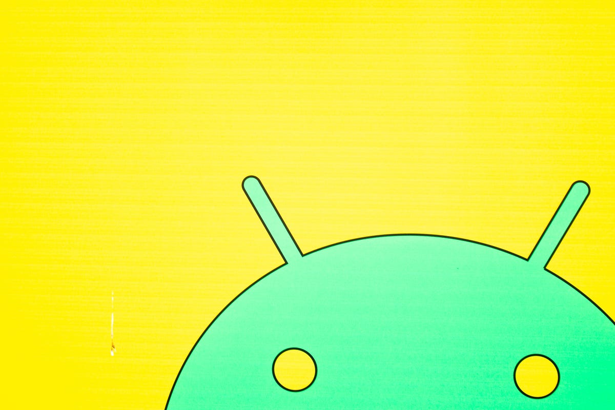 símbolo verde de Android contra un fondo amarillo