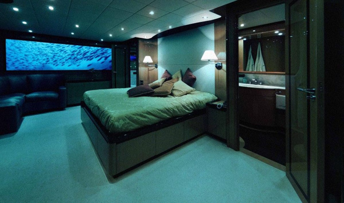 cnet-luxury-lovers-deep-submarine-bedroom.jpg