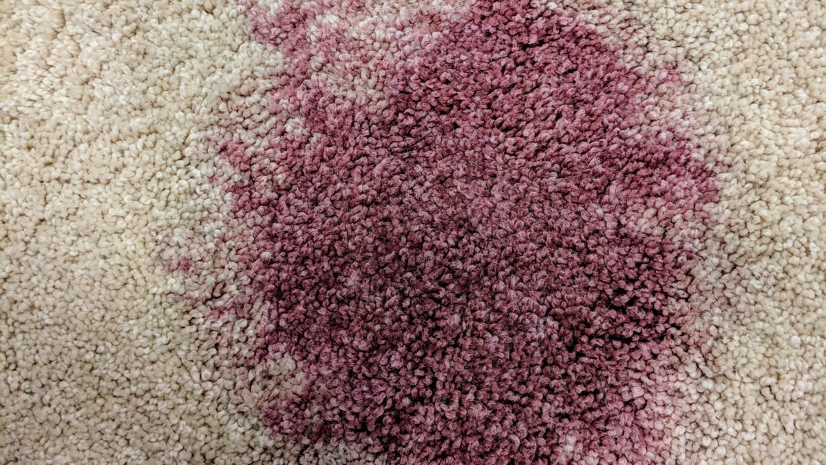 Mancha de vino tinto en la alfombra.
