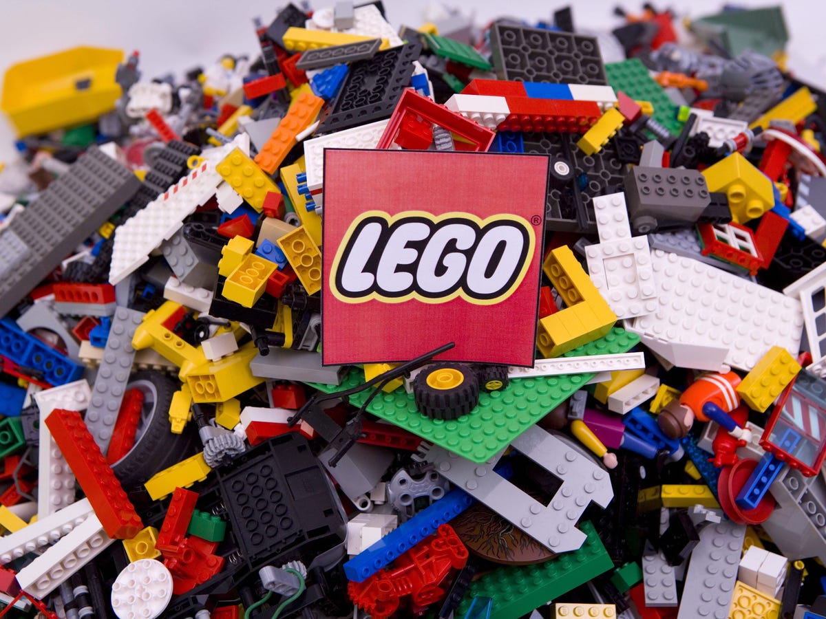 Stedord bakke Antagonisme Lego to stop producing petroleum-based plastic bricks - CNET