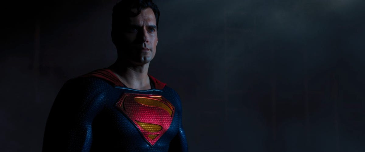 Superman sort de la fumée avec un regard sévère sur son visage dans Black Adam