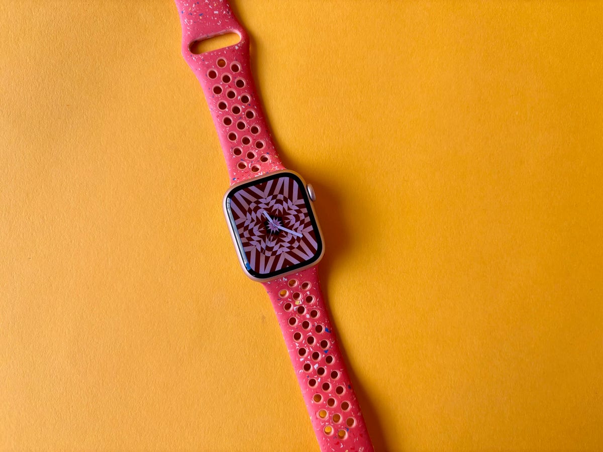 Apple Watch Series 9 на желтом фоне