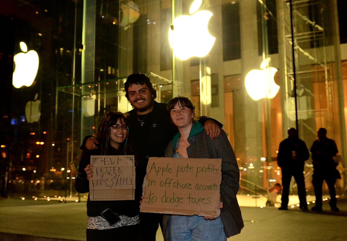 ows-iphone5-line-protest.jpg