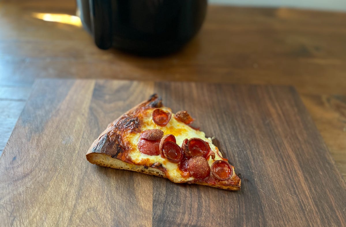 pizza reaquecida na frente da fritadeira