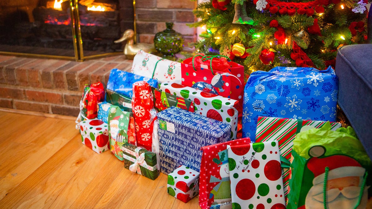 11-christmas-xmas-holidays-2020-intimate-staycation-family-alone-couple-empty-stocking-presents-gifts-tree