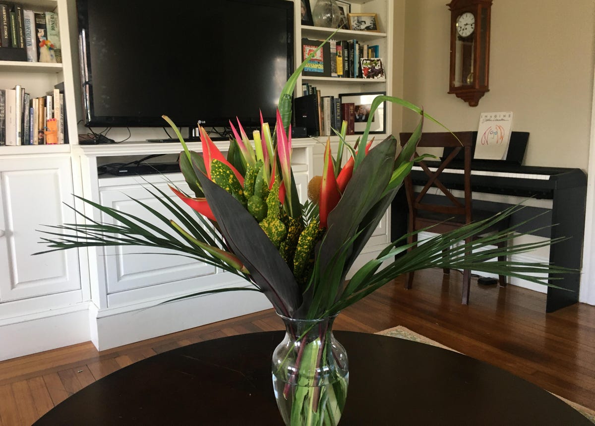 Vaas met bloemen op een tafel.