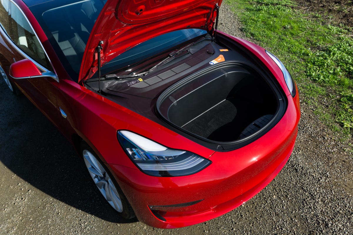 Передний багажник Tesla Model 3, также известный как frunk