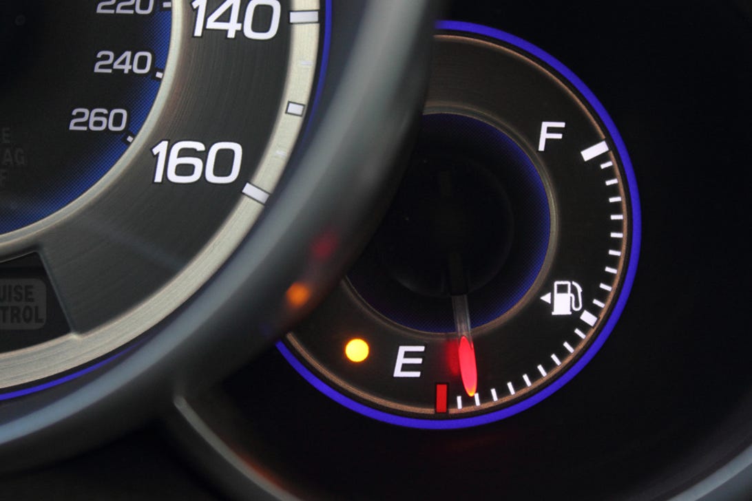 Fuel gauge with gas cap indicator arrow