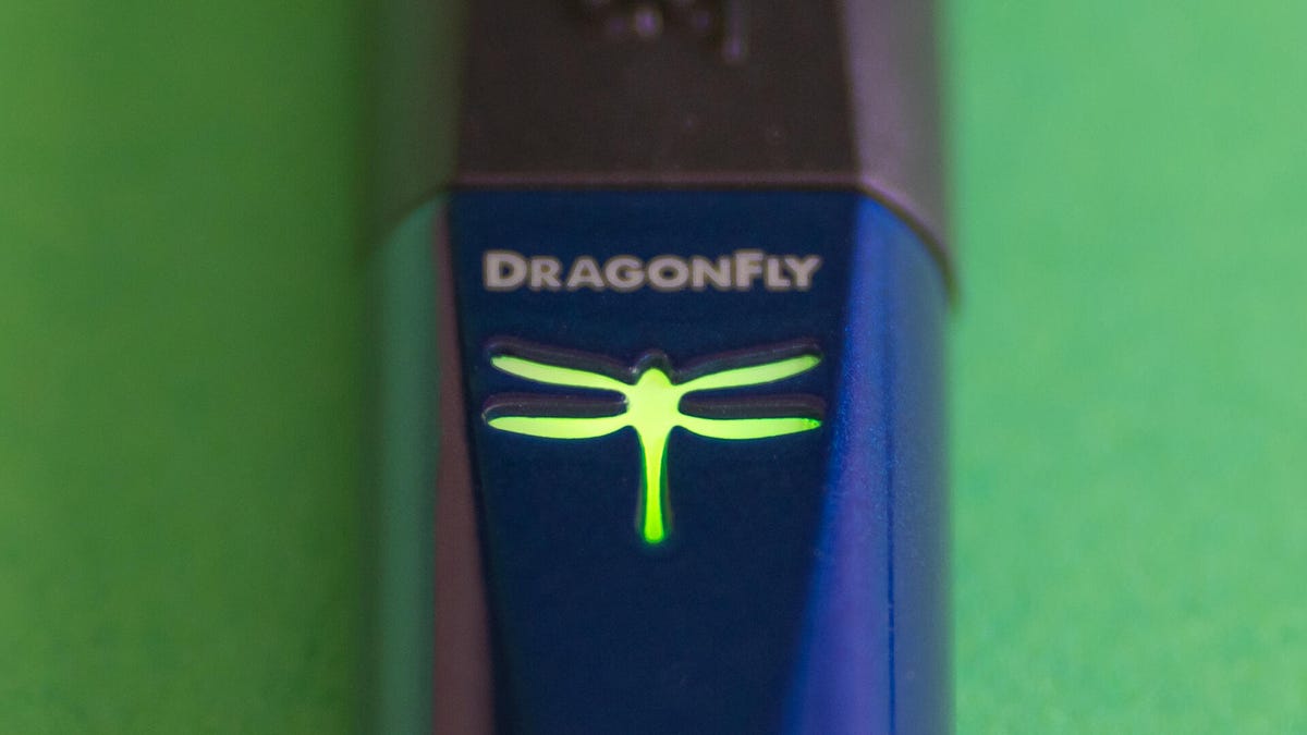 AudioQuest DragonFly Cobalt يتوهج باللون الأخضر.