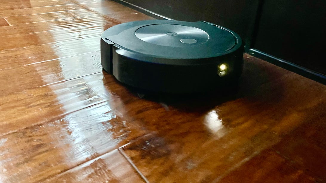 iRobot Roomba Combo J7 Plus vs. Roborock S7 MaxV Ultra: Which Robot Vac and Mop Is Best?     - CNET