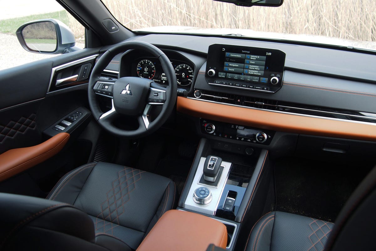 2022 Mitsubishi Outlander SEL Touring - interior