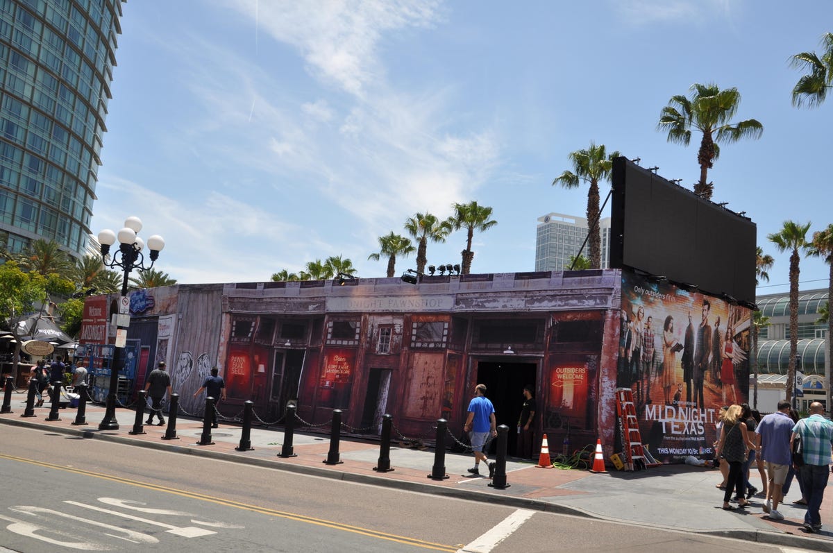 sdcc-preview-photos-outside