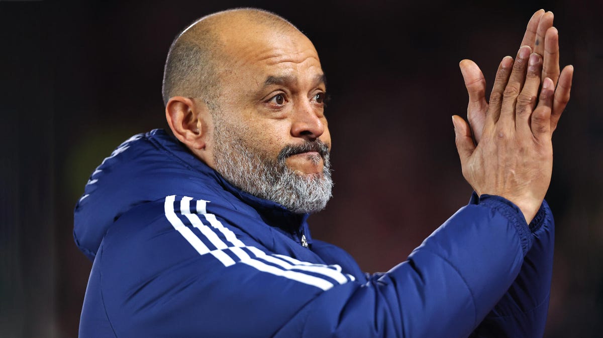 Side on image of Nottingham Forest manager Nuno Espírito Santo applauding.