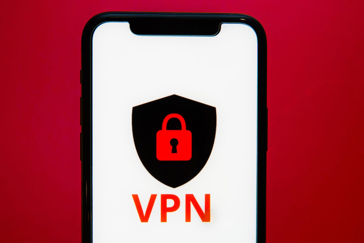 फ़ोन के नीचे VPN के साथ काली ढाल पर लाल लॉक