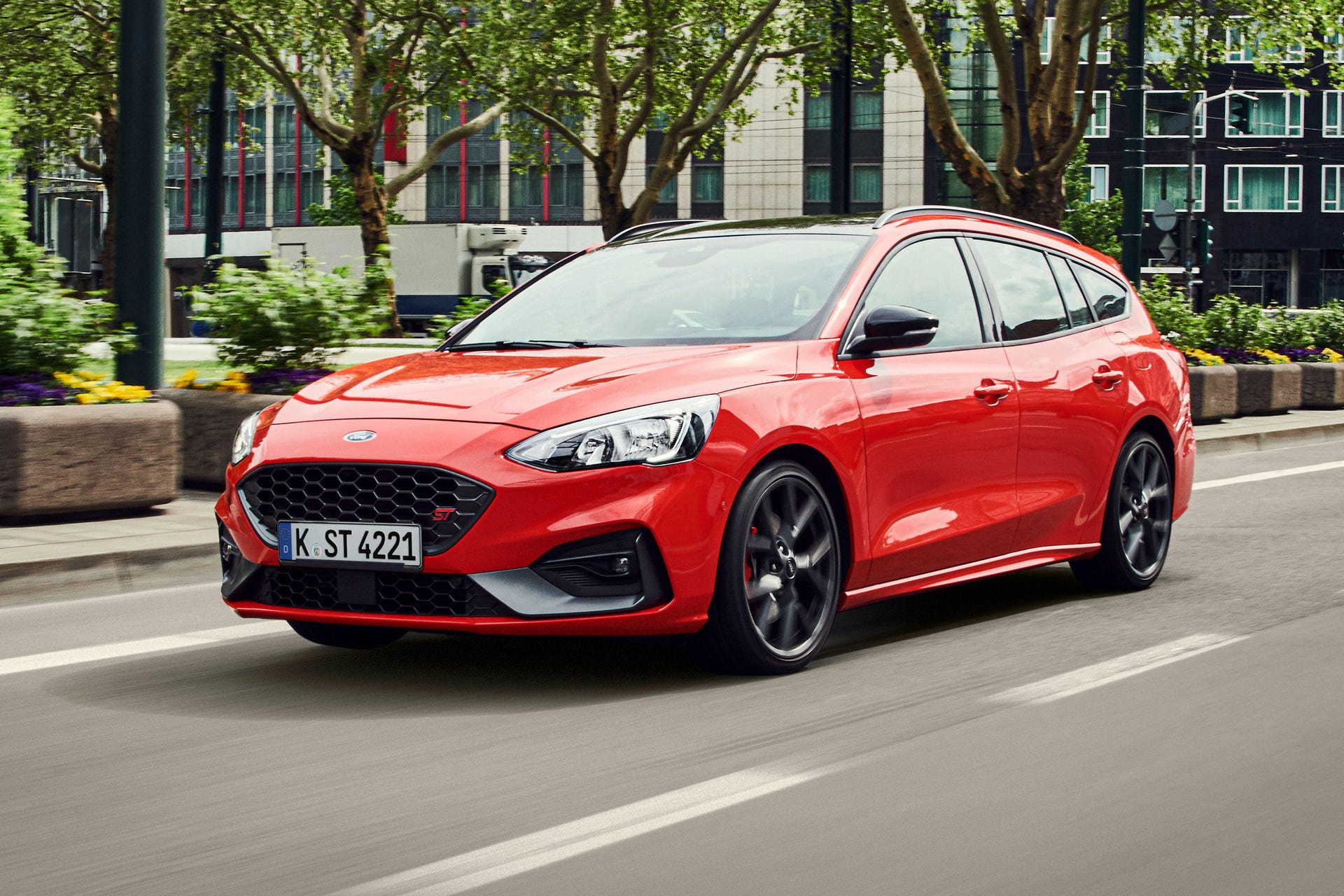 New 276-hp Ford Focus ST wagon is sporty, spacious and not for the US ...