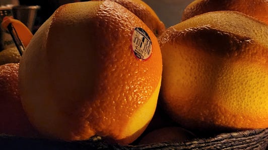 galaxy-s22-ultra-oranges-zoomed
