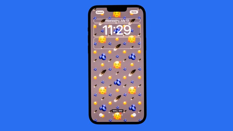 Écran de verrouillage iOS 16 avec un fond d'écran emoji